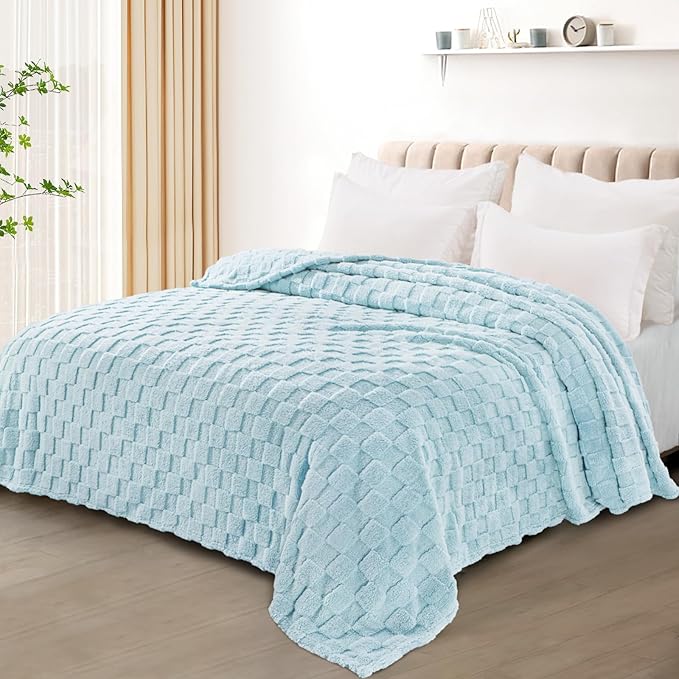 Exclusivo Mezcla King Size Flannel Fleece Blanket, Super Soft and Warm Lightweight Checkered Pattern Blankets for All Seasons, 90x104 Inches, Light Blue