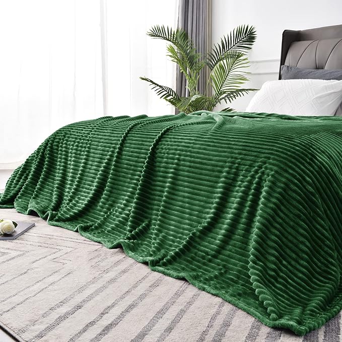 BEDELITE Fleece Blanket King Size – 3D Ribbed Jacquard Soft and Warm Decorative Fuzzy Blankets – Cozy, Fluffy, Plush Lightweight Throw Blankets for Couch, Bed, Sofa(Green, 108x90 inches)