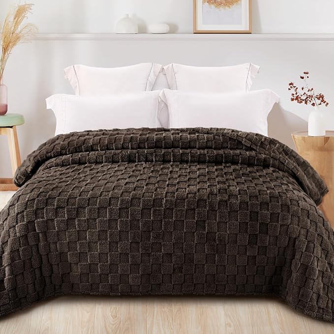 Exclusivo Mezcla King Size Flannel Fleece Blanket, Super Soft and Warm Lightweight Checkered Pattern Blankets for All Seasons, 90x104 Inches, Coffee