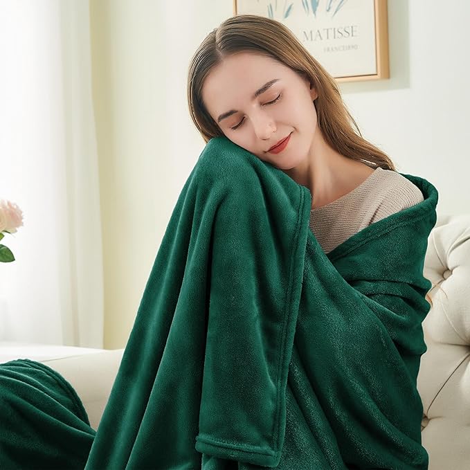 BEDELITE Fleece Blanket King Size Blankets for Bed, Luxury Plush Cozy Fuzzy Blanket 108x90 inches, Super Soft Warm Lightweight Throw Blanket All Seasons Suitable, Forest Green