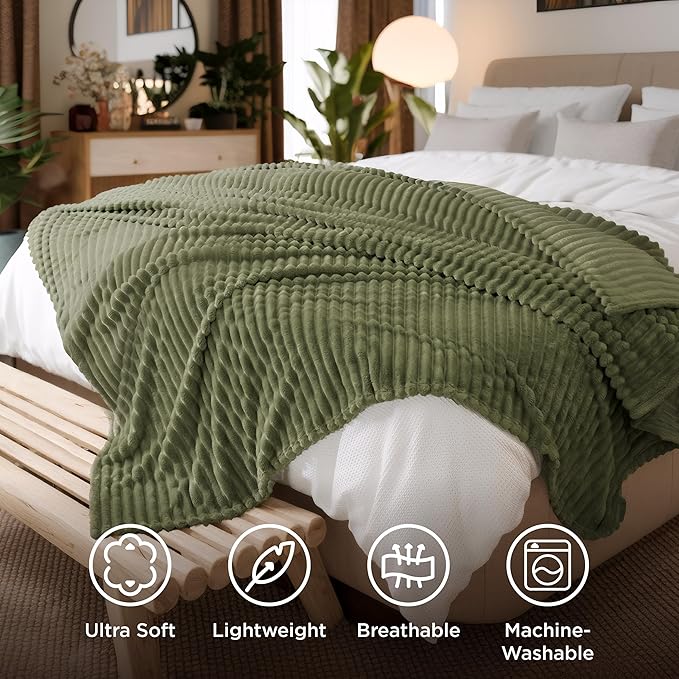 Bedsure GentleSoft Full Blanket for Couch - Cozy Soft Blankets for Women, Cute Small Fleece Throws for Girls, Birthday Gifts for Women Decor Gifts, Moss, 84x90 Inches